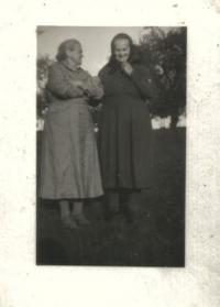 Pamětníkova maminka (vpravo) se svou sestrou, Bratřejov, 1949 