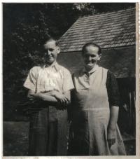Pamětník s maminkou, Paseky, 1937