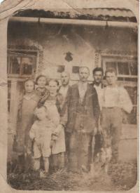 Rodinné foto, otec pamětníka (5 let) 3.zprava, matka 3.zleva, na dolině, paseky, 1930