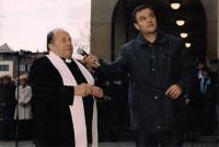 P. Huvar světí Pamětní desku obětem komunismu, radnice Zlín, 2005, s Pavlem Záleským za Občanské sdružení