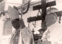 Arcibiskup František Tomášek s papežským legátem kardinálem Gatinem, Velehrad, 1981