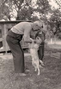 P.Vojtěch Frélich, odpoledne na faře v Halenkovicích, 1985 
