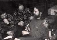 První koncert Jaroslava Hutky po návratu z emigrace, pamětník druhý zleva, Uherské Hradiště, 1990