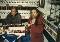 Pamětník s Jaroslavem Hutkou, u pana Janouška v "dýmkovně", Knihkupectví Portál, Uherské Hradiště, 2004