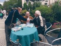 Z vernisáže obnovené výstavy Otmara Olivy a Jiřího Rohela, vlevo bratr Slávek, vpravo Pavel Dudr, Velehrad, 2009