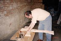 Pamětník vyrábí kříž pro faru v Malenovicích, Otrokovice, 2000