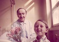 Pamětníkova dcera Hana nese kytičku svému dědečkovi do nemocnice, Uherské Hradiště, 1981