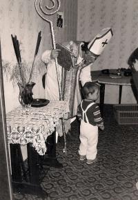 Pamětník jako Mikuláš navštěvuje rodinu přátel, Kvítkovice, 1984