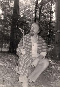 Pamětník jako náčelník staroslovanský, výlet s ministranty, Chřiby, 1981