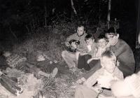 Ministranti na výletě, s zakladatelem křesťanského časopisu Nezbedou, Chřiby, 1981