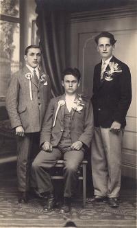 Pamětníkův otec vlevo jako odvedenec, Žďár nad Sázavou, 1921