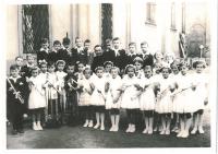 První svaté přijímání, pamětník 4.zleva, Uherské Hradiště, 1959 - 1960