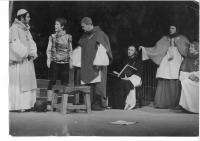 Pamětník (sedící) ve hře G.B.Shawa Svatá Jana, na prknech Slováckého divadla, asi 1975