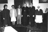 Audience u p.kardinála Tomáška, Praha, Hrad, 1984. Vlevo sestra, vedle p.kardinála bratr František.
