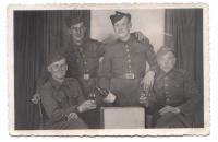 zleva Josef Cinert, Slavomil Ruta, Josef Kotyza, neznámý (snímek byl pořízen roku 1945 v Košicích)