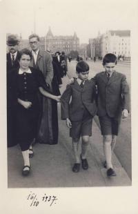 S vychovatelkou a starším bratrem Hanušem v roce 1937