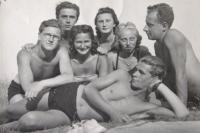 u rybníka Židováku v Plzni, Karel Kumpera nahoře 2.zleva, jména a příběh ostatních je možné dohledat zde http://www.humr.wz.cz/obr/spoluzaci/Spoluzaci_2006.pdf