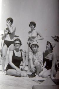at the sea with her sister Eva (right in a hat) and daughters Jana and Eva