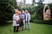 s přáteli a manželem v plzeňském Památníku obětem zla