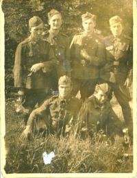 Dukla, výcvikový tábor, 1944. Zleva Josef Kovalčuk, Václav Kovalčuk, Bohuslav Kovalčuk a Vladimír Kovalčuk. Zleva vpředu Vladimír Novák a Vladimír Sršeň