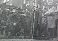 Tatínek, František Vladyka, na barikádě během Pražského povstání (čtvrtý zleva)