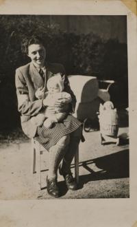 S bílou páskou označující Němce