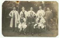 Josef Merunka po válečném zranění jako sluha v nemocnici (v druhé řadě uprostřed)