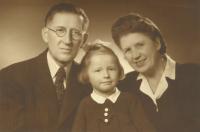 Portrét s manželkou a vnučkou Věrou, rok 1949