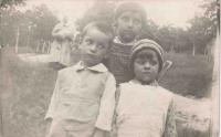 Dětská fotografie, cca 1932, šestiletý Arnošt Hrudník vlevo