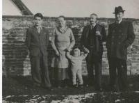 Arnošt Hrudník, with his master´s family, around 1940