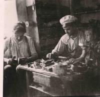 V ševcovské dílně, 2. polovina 40. let