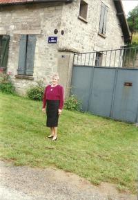 Františka Lukášová před rodinným domem v Paissy v roce 2000.