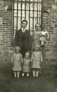 Jan and Marie Moravčík with four daughters in Paissy