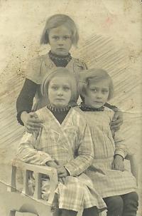 Portrét sester Moravčíkových z Francie: Dole Františka a Štěpánka, nad nimi Emílie