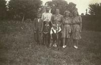 Rodina Moravčíkova na jednom z posledních portrétů z Francie