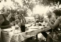 Momentka z návštěvy příbuzných ve Francii v roce 1974