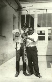 Manžel Jan Lukáš a syn Miroslav v kroji