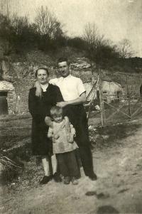 Husband and wife Moravčík with son in Paissy