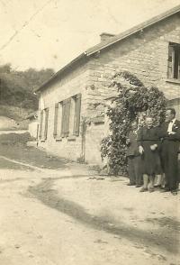 Před domem rodiny Moravčíkovy v Paissy