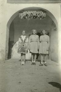 Moravčík sisters after their arrival to Dolní Dunajovice