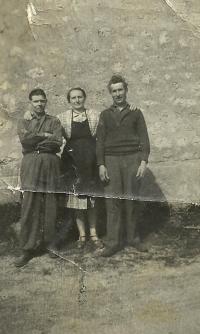 Husband and wife Moravčík with theri friend in Paissy