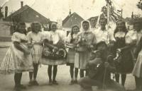 Gabriela Binková (zcela vlevo) na hodech v Dolních Dunajovicích