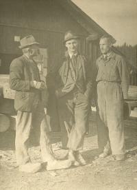 Na pile ve Stožci ve 30. letech (vlevo strýc Růženy Válkové, vedle něj majitel pily)