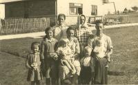 Rodina Sitterových s přáteli na konci 30. let (vpravo otec Oswald, vedle něj matka Růžena)