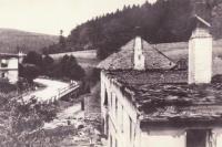 Dům rodiny Mrňků po vypálení Javoříčka, který stál vedle školy