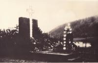 Hrob zavražděných mužů z Javoříčka krátce po vypálení obce