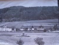 Javoříčko po vypálení, uprostřed pole Jana Dokoupila a hrob zavražděných mužů