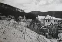 Javoříčko po vypálení-vysoká budova je škola