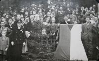 Národní pouť v Javoříčku 23. září 1945 na kterou přišlo asi 25 tisíc návštěvníků(na fotografii pozůstalí)