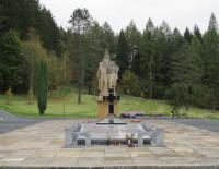 Památník od sochaře Jana Třísky, který připomíná vypálení Javoříčka, říjen 2011.